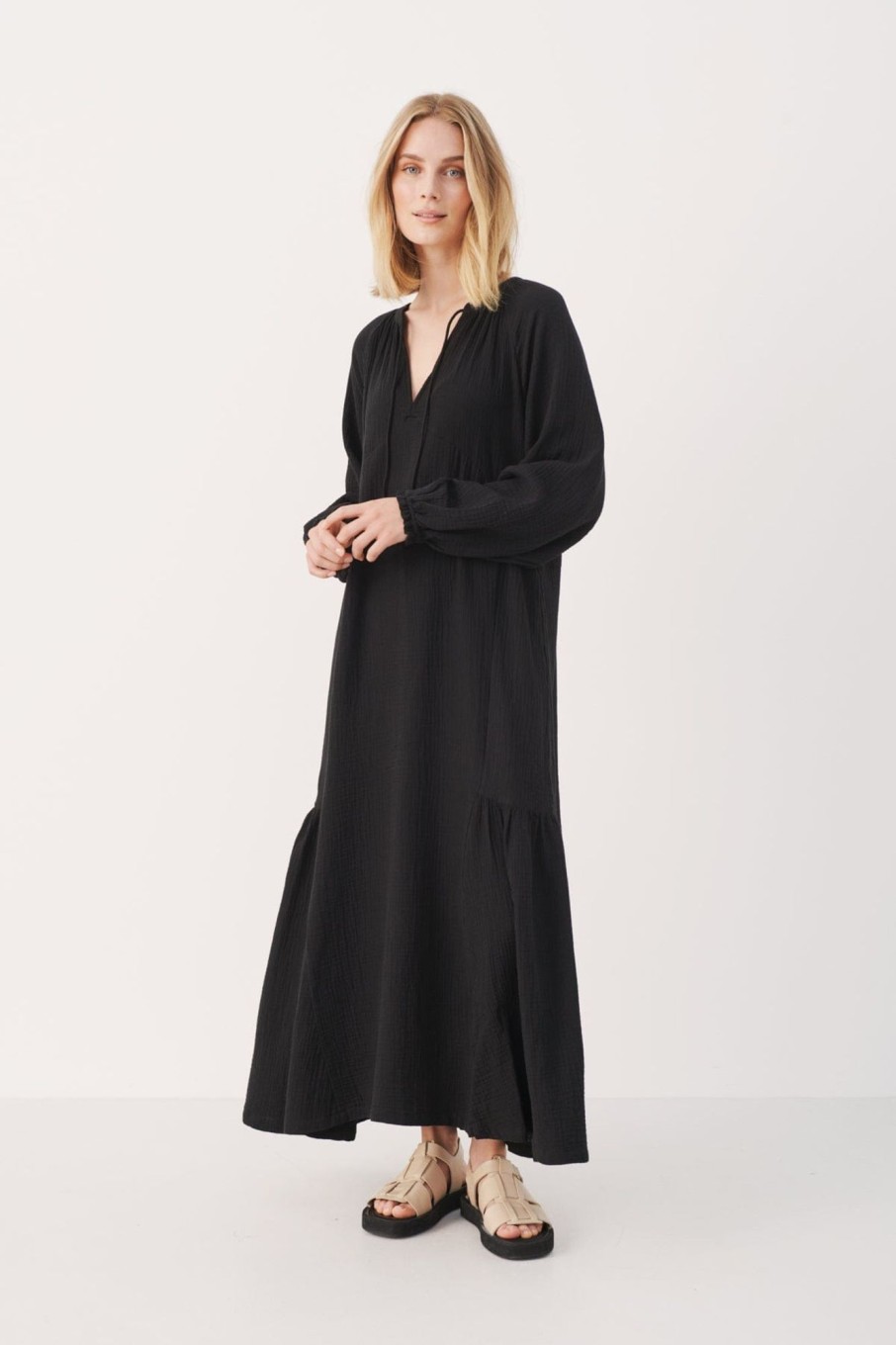 Klaer Part Two | Oannapw Dress Black